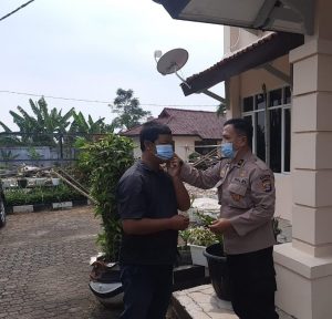 Pandemi Belum Berakhir, Ditbinmas Polda Banten Tetap Rutin Bagikan Masker