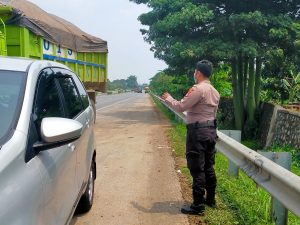 Personel Ditpamobvit Polda Banten Lakukan Patroli di Sepanjang Jalan Tol Tangerang-Merak