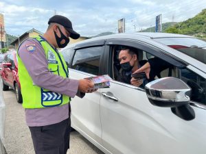 Polda Banten Bagikan Brosur, Ada Informasi Penting Perjalanan Mudik 