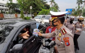 Bagi Takjil Kepada Pengguna Jalan, Dirlantas: Kita Menghimbau Masyarakat Tertib Berlalu Lintas