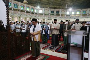 Wagub Andika dan Keluarga Shalat Idul Fitri di Mesjid Raya Provinsi Banten