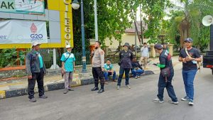 Kapolsek Purwakarta Pantau Keberangkatan Buruh Cilegon ke Jakarta