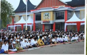 Bupati Dharmasraya Lakukan Sholat Ied Bersama Masyarakat