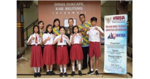 Disdukcapil Belitung Serahkan KIA Murid TK, SD Regina Pacis Tanjungpandan Gratis