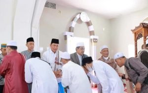 Bupati Anwar Sadat Lakukan Sholat Idul Fitri di Masjid Utsman Kualatungkal