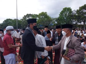 Jama’ah Shalat Ied di Lapangan Kodim Bukittinggi Diguyur Hujan, Namun Tetap Bertahan Sampai Selesai 