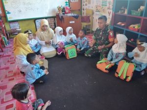 Koramil 04/LL Kodim 0312/Padang Sosialisasikan Lambang Lambang Negara kepada Murid TK