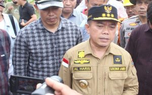 Gubernur Al Haris: Upayakan Perbaikan Jalan Desa Siau Muara Sabak