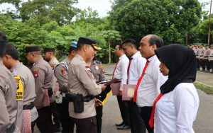 Kapolres Kubu Raya, Beri Reward pada Anggota Berprestasi