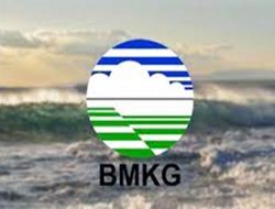 BMKG Peringati Gelombang Tinggi Terjang Pesisir Selatan Jawa