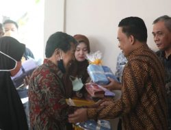 Bupati Bantaeng Kembali Serahkan Kain Seragam Sekolah Gratis