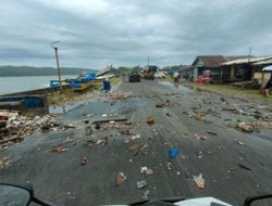 Ombak Hingga Mencapai Badan Jalan Terjang Pesisir Pangandaran