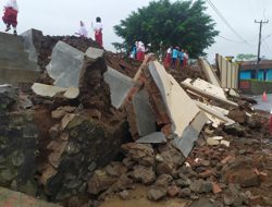 Diguyur Hujan Terus Menerus, Benteng SDN 1 Gunungsari Ambruk