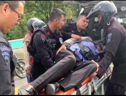 Personel Brimobda Riau Dengan Sigap Bantu Warga Terkapar di Pinggir Jalan Akibat Saraf Terjepit Kambuh