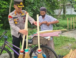 Pedagang Sapu Keliling Kaget Bukan Kepalang, Dagangan Diborong Pak Polisi