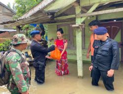 Bersama TNI, Personel Brimob Batalyon C Pelopor Bantu Warga Korban Banjir di Batang Gangsal Inhu