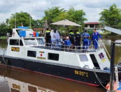 Warga Kaget, Polairud “Door to Door” Berikan Layanan Kesehatan Bagi Warga di Pesisir Sungai Siak