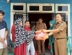 Camat Negeri Agung Menyalurkan Bantuan Korban Banjir di Kampung Sungsang