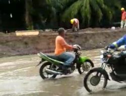 Akibat Proyek Pagar Kepabean KEK Seimangkei Ruas Jalan, Lima KK dan Satu SD Terendam