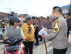 Kapolres Nias Selatan Bersama Ketua Bhayangkari Bagi Takjil Kepada Masyarakat