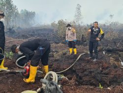 Suasana Lebaran Tidak Bersama Keluarga Personil Polda Riau Berjibaku Padamkan Karhutla