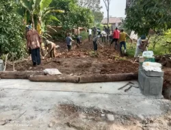 Pemerintah Kampung Donomulyo dan Masyarakat Melaksanakan Gotong Royong