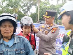 Kampanye Keselamatan Lalu Lintas, Kapolresta Pekanbaru Bagi Helm Gratis Kepada Anak-Anak