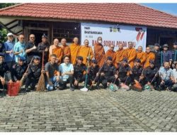 Korps Brimob Kepolisian Daerah Riau Bhakti Sosial Bersihkan Rumah Ibadah Vihara