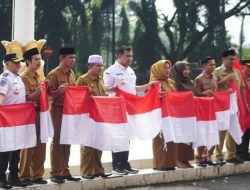 Bupati Dharmasraya Bagikan Bendera Merah-putih Pada Acara Kirab Pusaka Tahun 2023