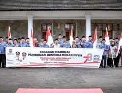 Bangkitkan Semangat Kebangsaan dan Rasa Persatuan, Pemkab Ciamis Bagikan Bendera Merah Putih Pada Masyarakat