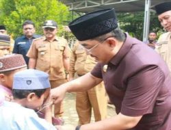 Bupati Anwar Sadat Beri Bingkisan Kepada 50 Peserta Anak Yang Khitanan