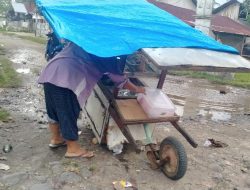 Melewati Jalan Rusak Gerobak Pedagang Seorang Ibu Tua Alami Patah Roda