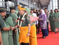 Penyambutan Pangdam 1/BB Mayjend TNI Mochammad Hasan Beserta Isteri Disambut oleh Danrem 022/PT