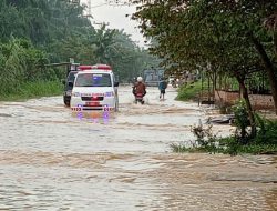 Akibat Hujan Deras, Jalinsum Ajamu Rantauprapat Banjir