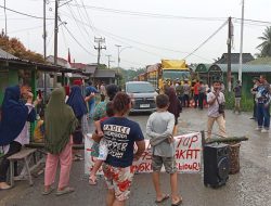 Masyarakat Dusun Satu Melati Simpang Padang Tualang Lakukan Unjuk Rasa