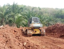 Pembuatan Badan Jalan Penghubung, Terus Diawasi Satgas TMMD 118 Kodim Way Kanan