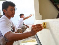 Peringati Maulid Nabi, Santri Ganjar Ajak Warga Gotong Royong Mengecat Musala di Karawang