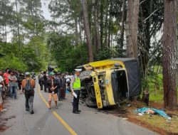 Sat Lantas Polres Simalungun Evakuasi Korbam Kecelakaan Beruntun di Nagori Gorbus