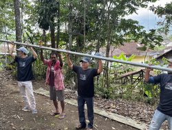 Ganjar Muda Padjajaran Bantu Pasang Lampu PJU dan Berikan Bantuan Tando Air di Tasikmalaya