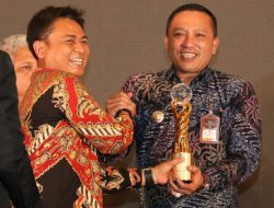 Inovasi 4T Bawa Bupati Sampang Terima Penghargaan Bhumandala Award Kategori Emas