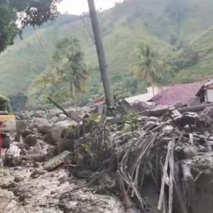 Dua Belas Orang Hilang Setelah Banjir Bandang dan Longsor di Kabupaten Humbang Hasundutan, Basarnas Lakukan Pencarian