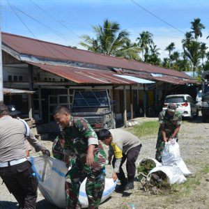 Bentuk Kepedulian Terhadap Lingkungan, Anggota Kodim 1710/Mimika Gelar Karya Bakti Di Pasar Jiliale