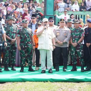 Menhan Prabowo Beri Santunan Kepada Korban Erupsi Gunung Marapi di Kabupaten Agam, Sumbar