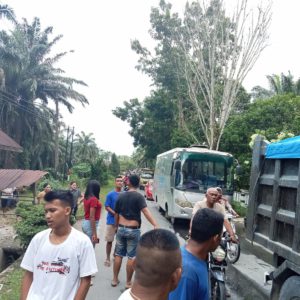 Mobil Truck Pengangkutan Galian C dari Pantai Galian C Julius di Setop Warga 