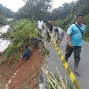 Antisipasi Jalan Longsor Warga Desa Perkebunan Bandar Telu  Gelar Gotong Royong