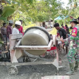 Kebersamaan dan Kedekatan Terlihat Saat Babinsa Koramil 1710-07/Mapurujaya Menggelar Kerja Bakti Pengecoran Jalan Bersama Warga Binaan