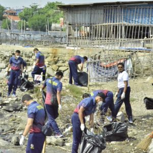 Tanggulangi Pencemaran Lingkungan, Bakamla RI Bersihkan Pesisir Pantai