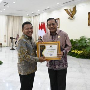 Kemhan RI Terima Predikat Informatif Pada Anugerah Keterbukaan Informasi Publik Tahun 2023