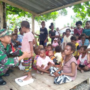 Babinsa Koramil 1710-07/Mapurujaya Berikan Makanan Tambahan Untuk Balita Untuk Cegah Stunting