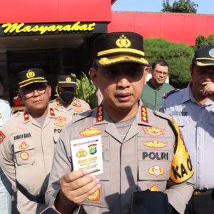 Kapolres Metro Tangerang Kota Bagikan Buku Saku  Pedoman Pengamanan Tahapan Pemilu dan Netralitas Anggota Polri pada Pemilu 2024